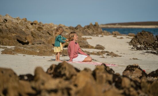 Femme avec enfant sur une plage en été